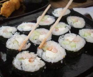 пазл Японские блюда при помощи палочек, он известен как маки, поскольку это суси проката с морскими водорослями